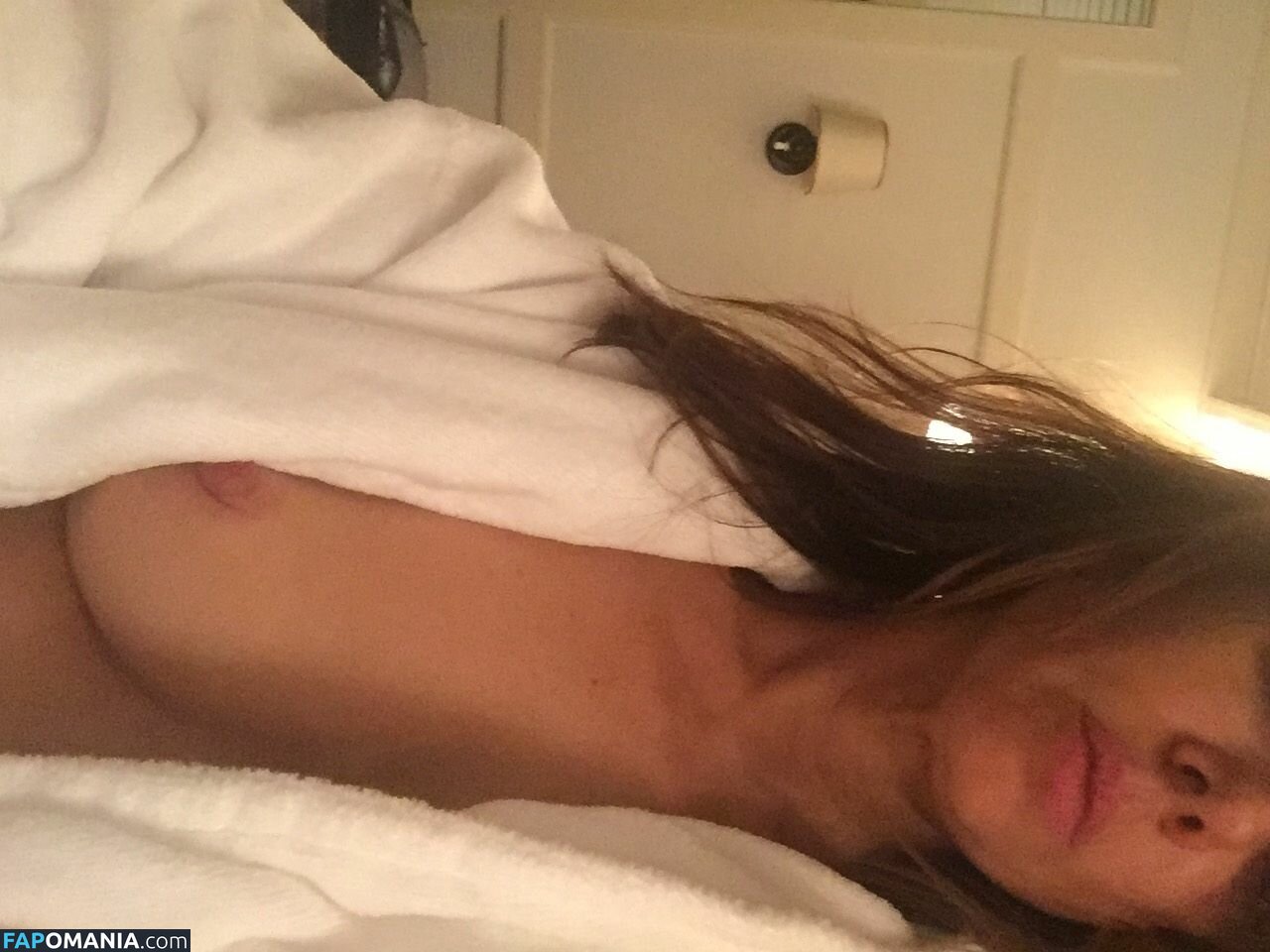 Natasha Leggero Naakt Gelekte foto #12