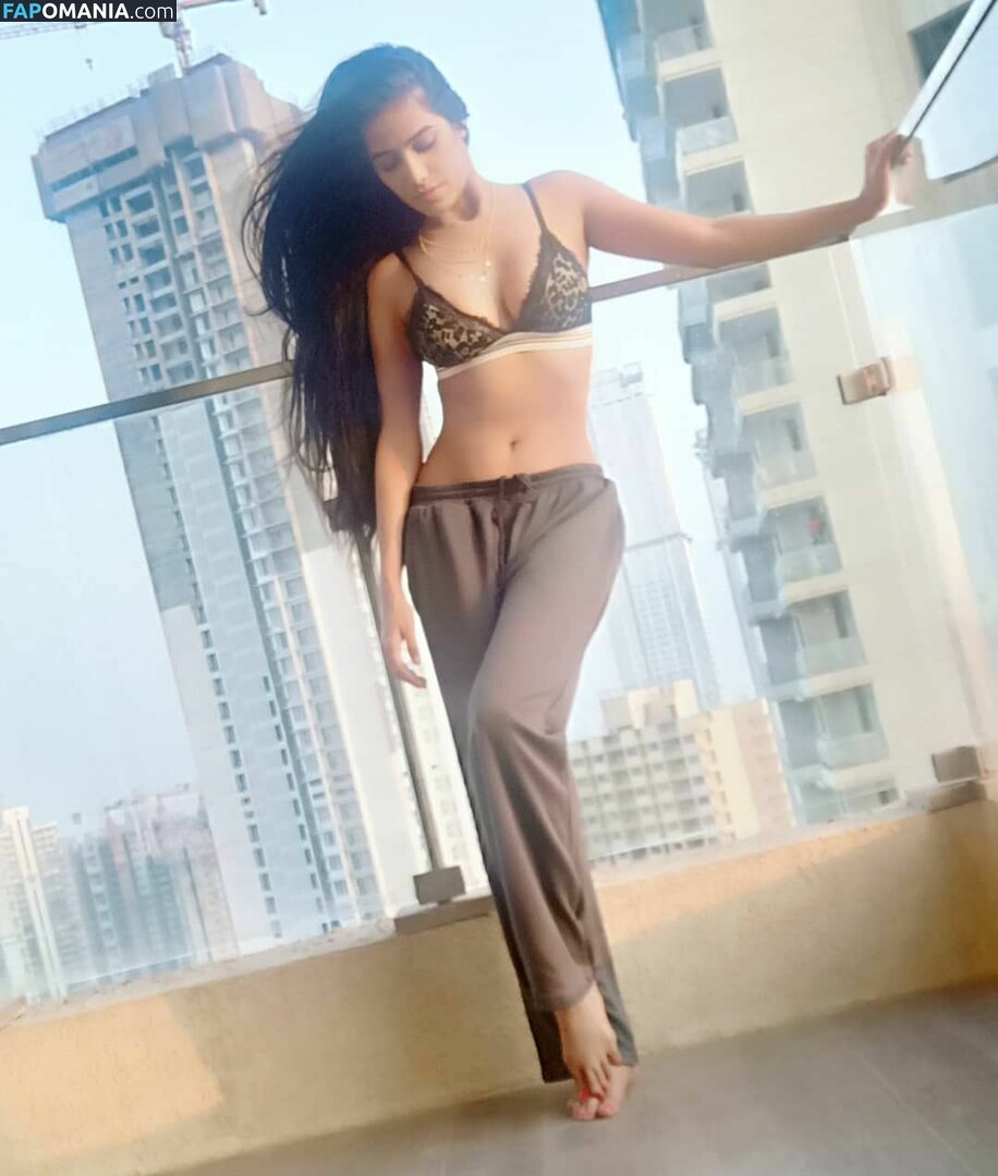 Poonam Pandey Naakt Gelekte foto #3