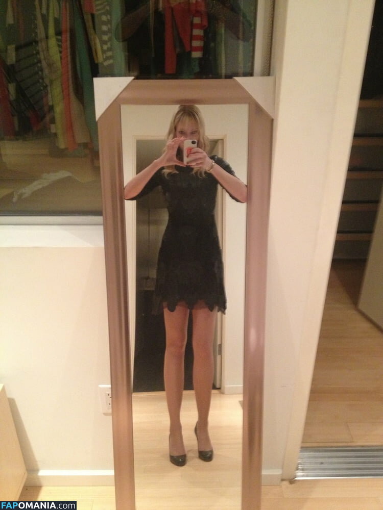 Riki Lindhome Naakt Gelekte foto #13