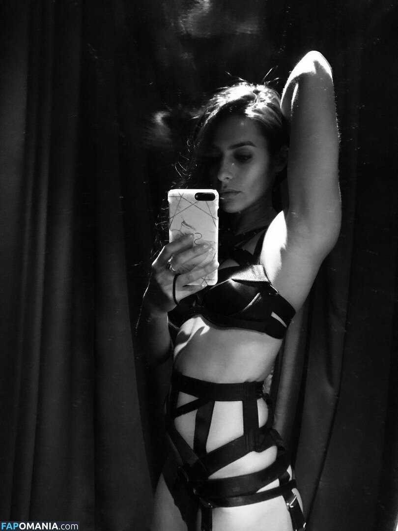 Sair Khan Naakt Gelekte foto #1