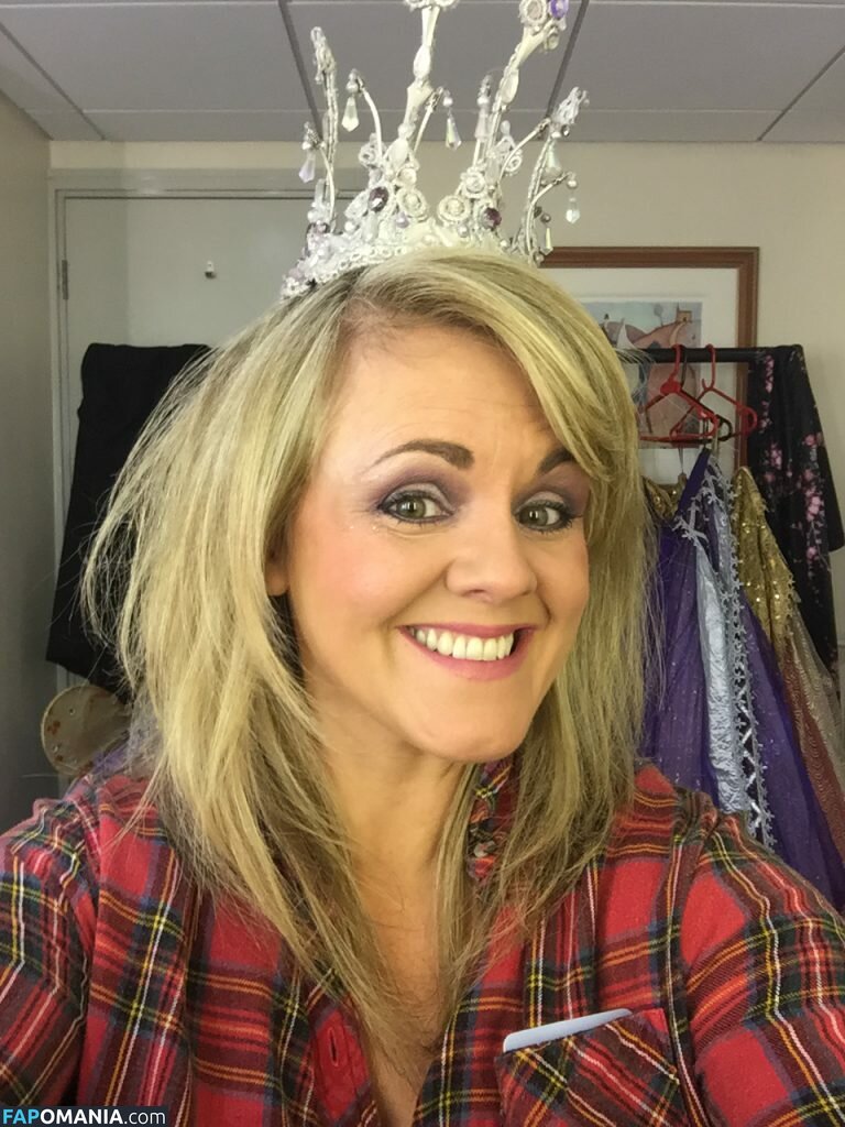 Sally Lindsay Naakt Gelekte foto #1