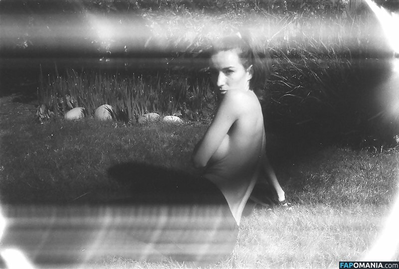 Salome Stevenin Naakt Gelekte foto #4