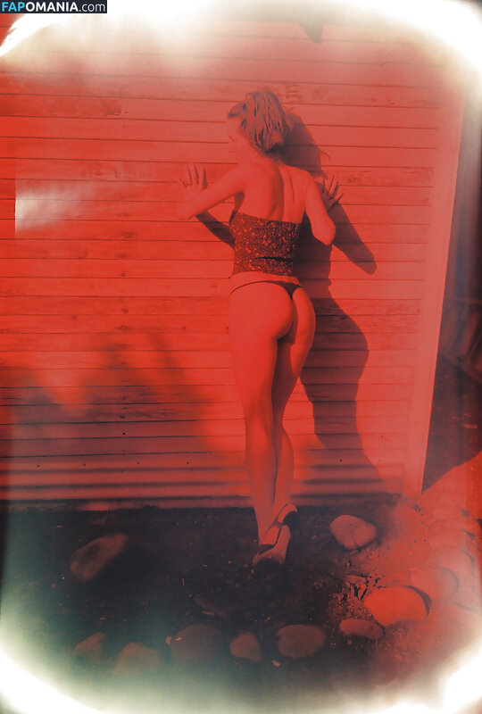 Salome Stevenin Naakt Gelekte foto #11
