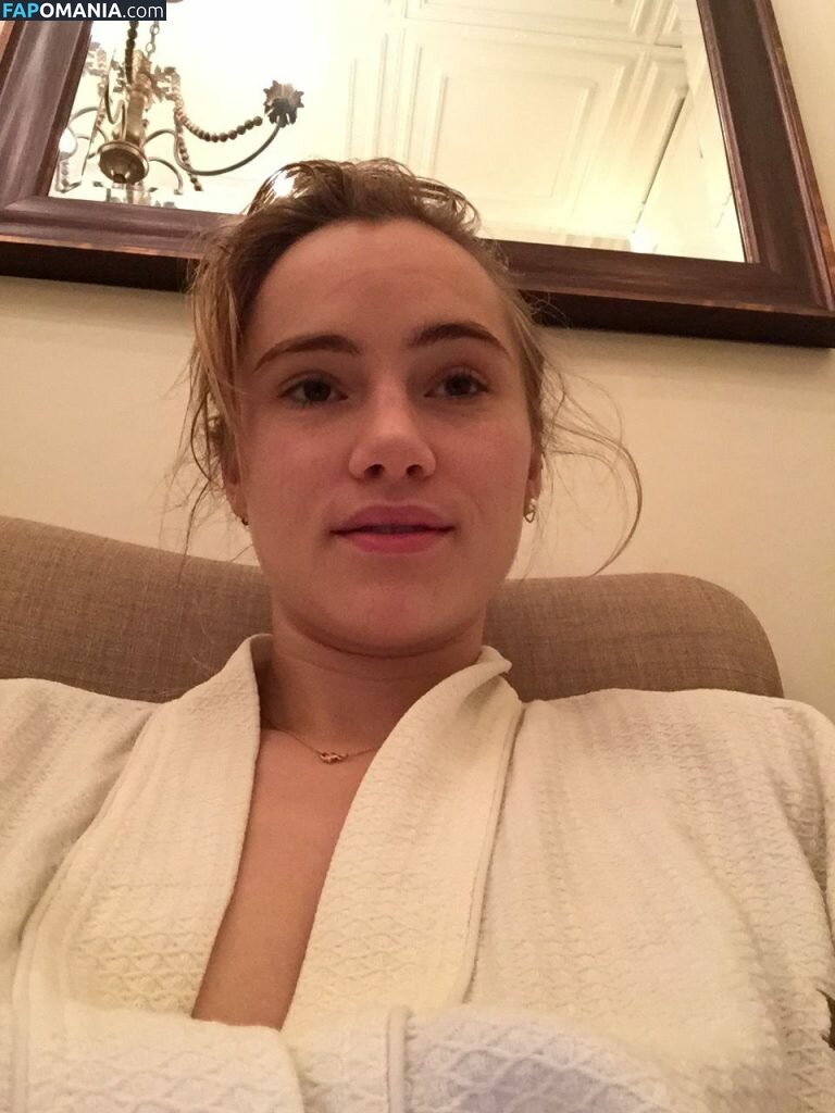Suki Waterhouse Naakt Gelekte foto #1