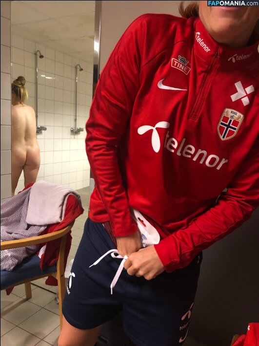 Therese Sessy Asland Naakt Gelekte foto #3