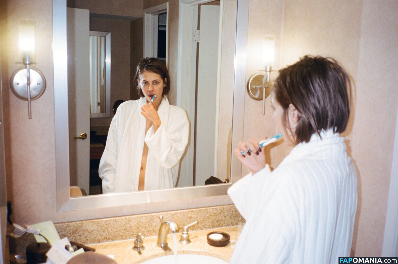 Willa Holland Naakt Gelekte foto #5