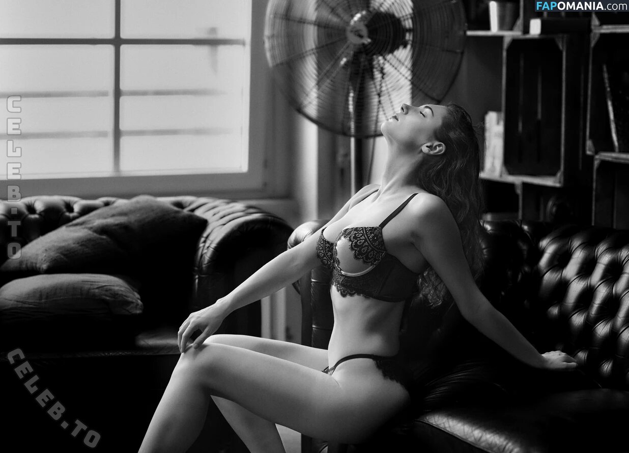 caro_petitemodel / petitemodelCaro Naakt OnlyFans  Gelekte foto #3