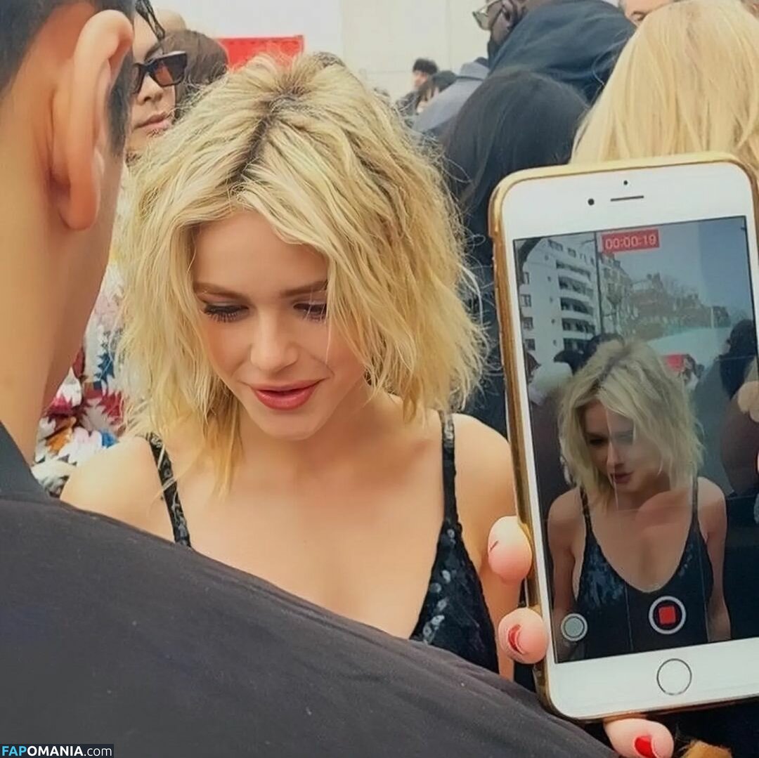 AdventuresSabrina / Kiernan Shipka / kiernanshipka Naakt OnlyFans  Gelekte foto #496