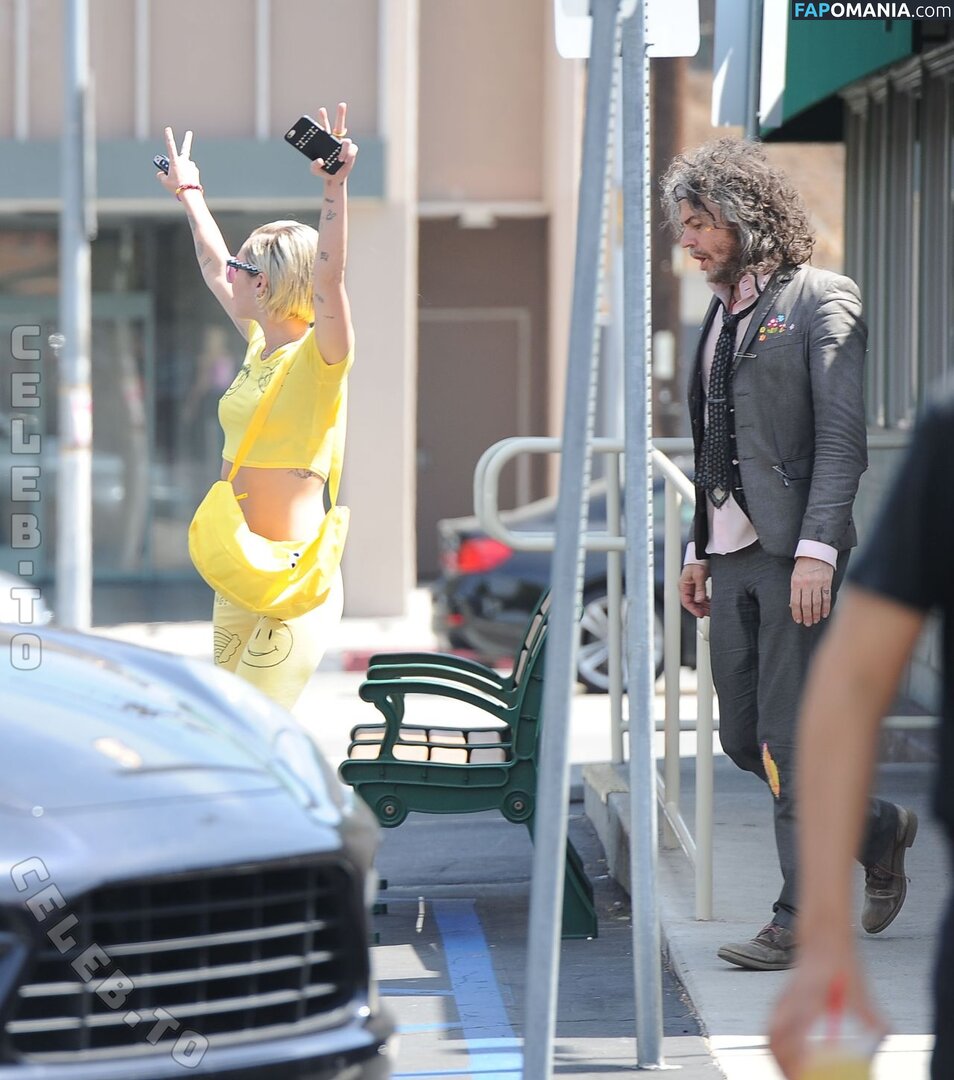 Miley Cyrus / https: / mileycyrus Naakt OnlyFans  Gelekte foto #4