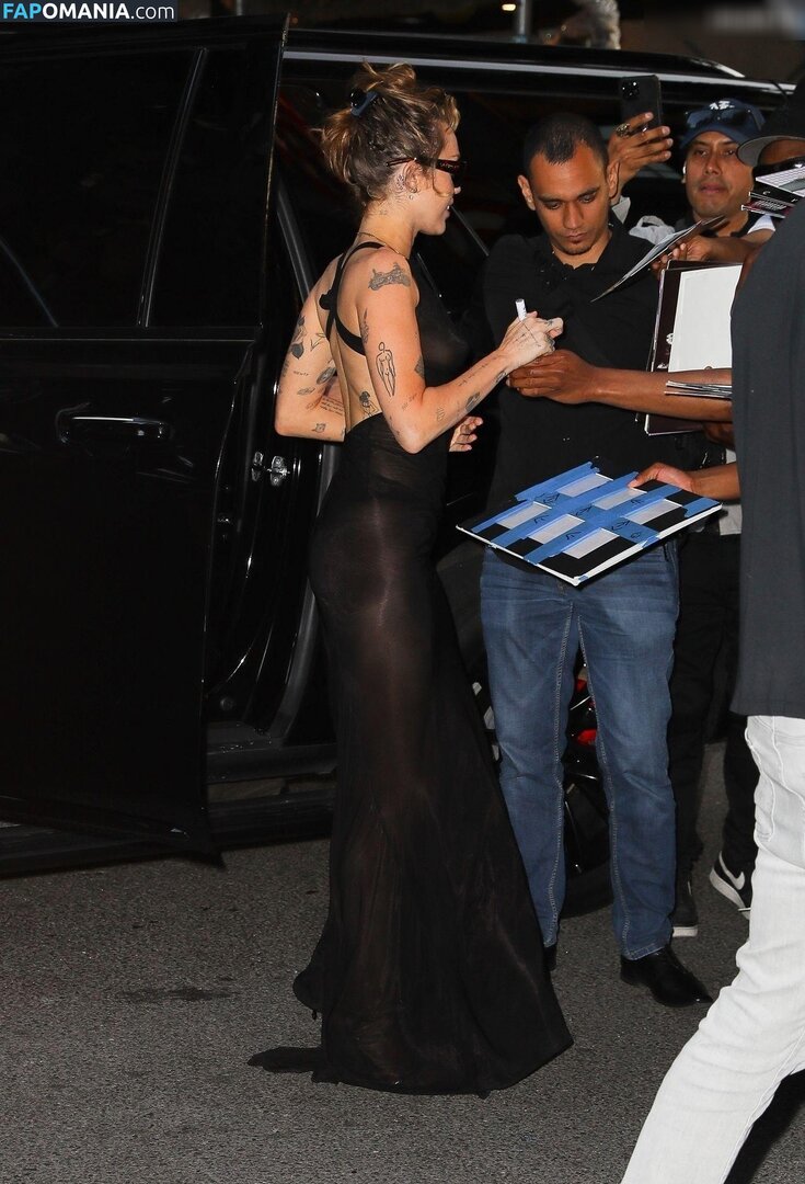 Miley Cyrus / https: / mileycyrus Naakt OnlyFans  Gelekte foto #20