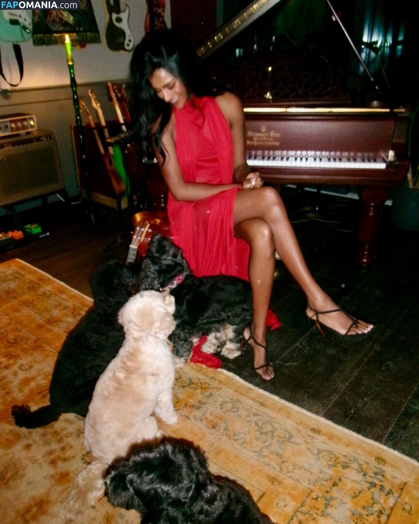 Simone Ashley / simoneashley Naakt OnlyFans  Gelekte foto #8